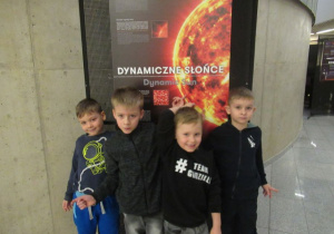 dzieci przed wejściem na salę pokazową w Planetarium