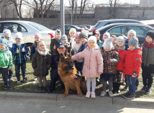 Dzieci z grupy II poznają pracę policji.