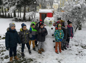 Starszaki na zimowym spacerze.