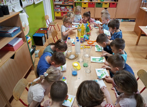 Zabawy badawcze z wodą, czyli średniaki poznają jeden z czterech żywiołów.