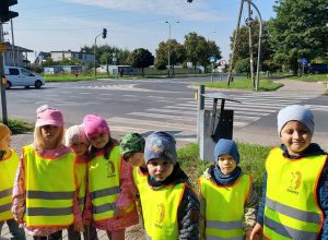 Przedszkolaki z grup III i IV utrwalają zasady ruchu drogowego.