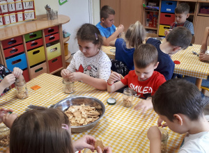 Starszaki przygotowują szarlotkę w słoiku.