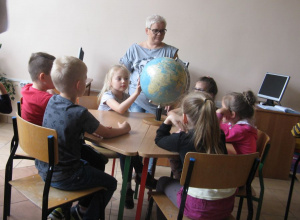 Starszaki z grupy IV na zajęciach w bibliotece