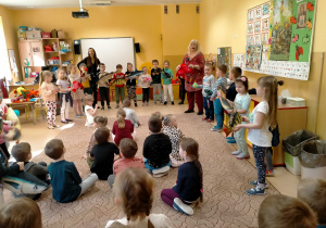 Dzieci stoją z p.Agą i p.Ulą trzymając w rękach pluszowe ryby i śpiewając o nich piosenkę.