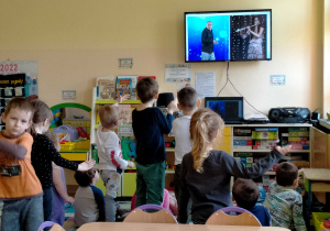 Dzieci tańczą z p.Witkiem "Taniec Robotów", do melodii granej na flecie przez p.Kasię.