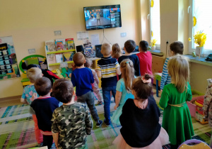 Dzieci robią rozgrzewkę przed nauka tańca.