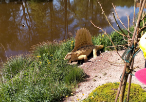 Dinozaur nad wodą.