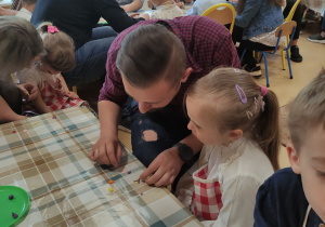 Dziewczynka z tatą.