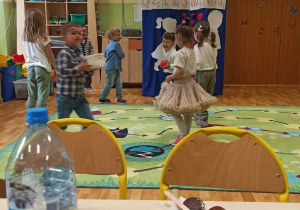 Dzieci tańczą przy muzyce.