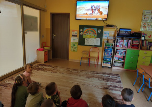 Dzieci oglądają film edukacyjny.