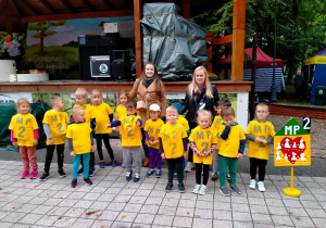 Zdjęcie grupowe przedszkolaków uczestniczących w biegu