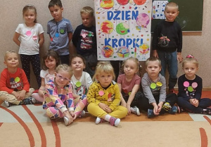 Zdjęcie grupowe z plakatem z okazji Dnia Kropki