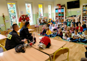 Strażacy opowiadają o swojej pracy.