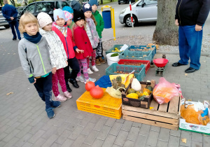 Dzieci na bazarku owocowo-warzywnym.