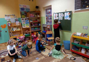 Dzieci dopasowują rekwizyty do bajkowych postaci.