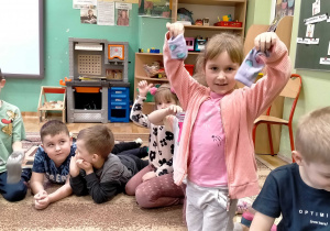 Dziewczynka pokazuje odnalezioną parę skarpetek.