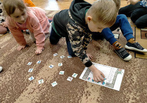 Chłopiec dopasowuje odpowiednia skarpetkę w sudoku.