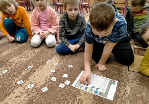 Chłopiec dopasowuje odpowiednia skarpetkę w sudoku.