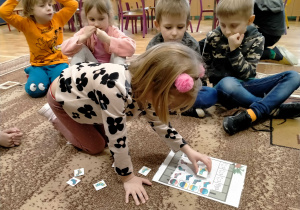 Dziewczynka dopasowuje odpowiednia skarpetkę w sudoku.