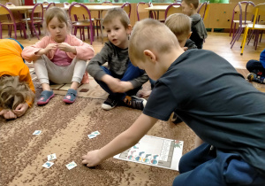 Chłopiec dopasowuje odpowiednia skarpetkę w sudoku.