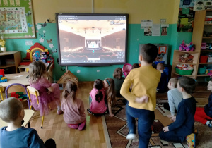 Dzieci wirtualnie zwiedzają Teatr Wielki w Łodzi.