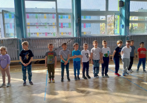 Chłopcy biorący udział w grach i zabawach sportowych.