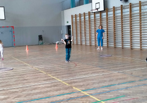 Chłopiec przechodzi przez hula-hop.
