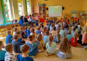 Dzieci oglądają film o autyzmie.