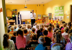 Pan opowiada dzieciom o historii poszczególnych tańców, które będą zaprezentowane przez tancerki.