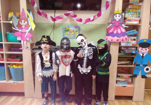 ninja, kościotrup, pirat, rycerz