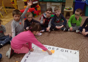 dziewczynka kładzie kwadrat na określonym polu 1