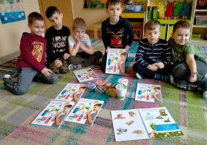 Chłopcy dowiedzieli się jak powstaje ekologiczny nabiał.