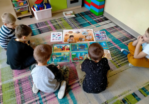 Chłopcy dowiedzieli się jak powstaje ekologiczne pieczywo.
