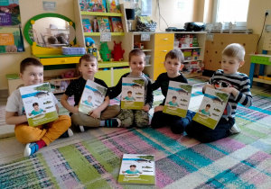 Chłopcy dowiedzieli się jak hoduje się ekologiczne ryby.