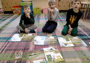 Chłopcy dowiedzieli się skąd pochodzą ekologiczne zioła.