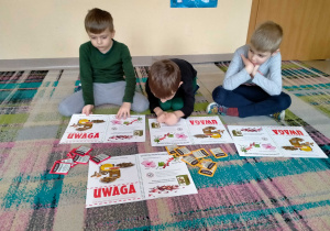 Chłopcy dowiedzieli się jak powstają ekologiczne owocowe herbatki.