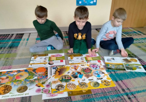 Chłopcy dowiedzieli się jak powstaje ekologiczny miód.