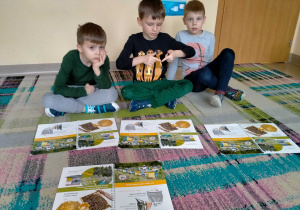 Chłopcy dowiedzieli się jak powstaje ekologiczny miód.