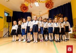 Dzieci śpiewają hymn przedszkola