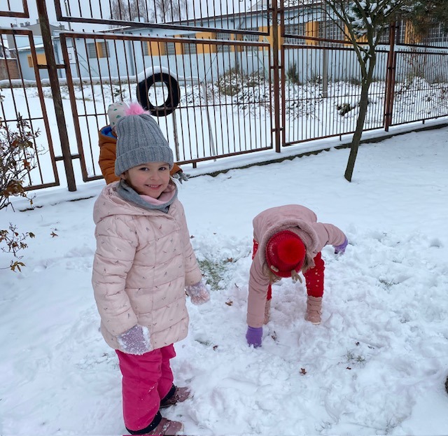 zabawy na śniegu w grupie maluszków - Obrazek 3