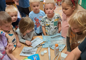 dzieci oglądają jak Pani Stomatolog myje zęby