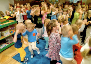 Dzieci naśladują ruchy kubańskiego tancerza.