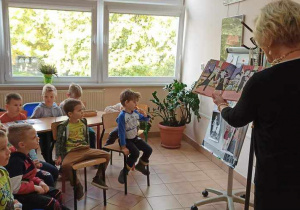 Czytanie bajki przez panią z biblioteki