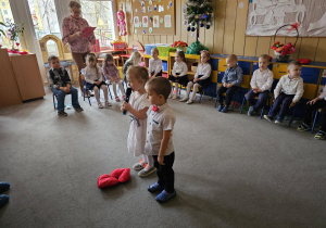 Dzieci recytują wiersz