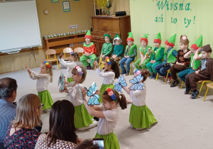 Taniec motylków w wykonaniu dziewczynek.