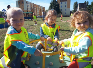 Pierwszy spacer i zabawy w przedszkolnym ogrodzie