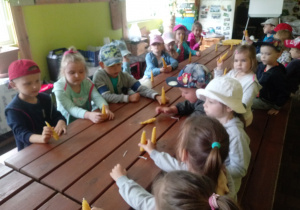 Dzieci gr. III z wykonanymi samodzielnie świecani.