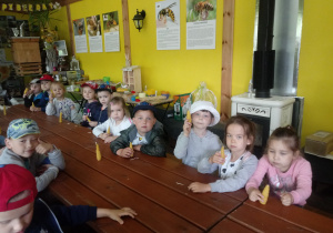 Dzieci gr. III z wykonanymi samodzielnie świecani.