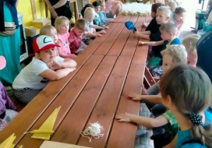 Dzieci gr. II wykonują świece