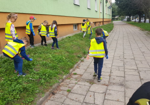 Grupa VI sprząta świat poza przedszkolem.